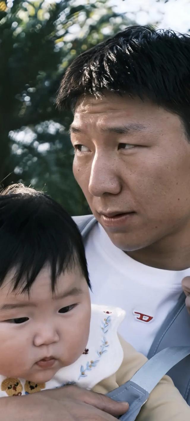 “村霸”阿如那甜蜜晒女儿,以后谁敢惹这个岳父啊!