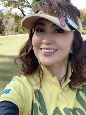 美女的小奶奶(日本72岁美女奶奶颜值逆龄：容貌如同少女，和孙子出门被认母子)