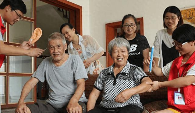 少女竟被大叔带到酒店,美女主动脱去衣服,献身五十岁的老男人!