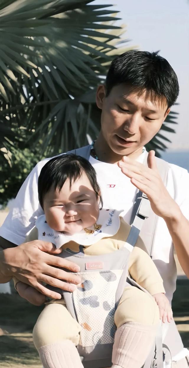 “村霸”阿如那甜蜜晒女儿,以后谁敢惹这个岳父啊!