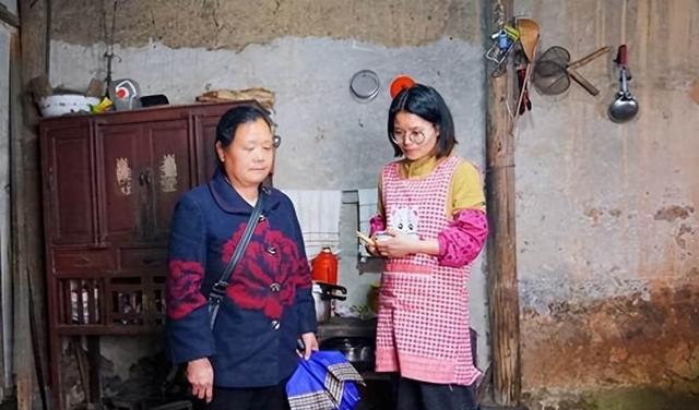 少女竟被大叔带到酒店,美女主动脱去衣服,献身五十岁的老男人!