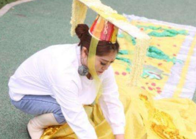 河南一女子模仿武则天,泡面当王冠,麻袋做龙袍,23家公司求签约
