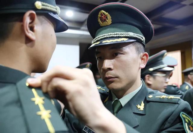 中美军装面前都有个“马赛克”,干什么用的?原来中美差别这么大