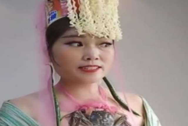 河南一女子模仿武则天,泡面当王冠,麻袋做龙袍,23家公司求签约