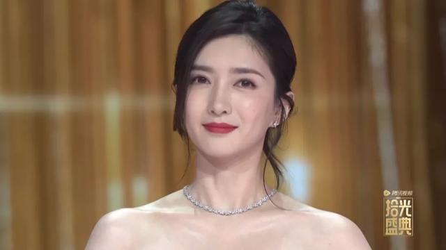 鹅厂盛典:杨幂水嫩小性感,鞠婧祎上半身稳赢,白百何模样大变