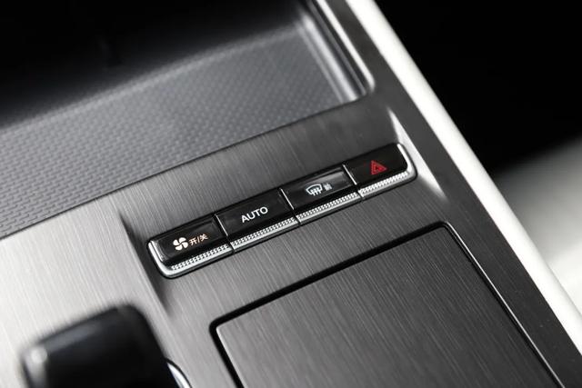 博越L:2.0T、加热通风按摩!不到15万能高速领航!还看哈弗H6吗