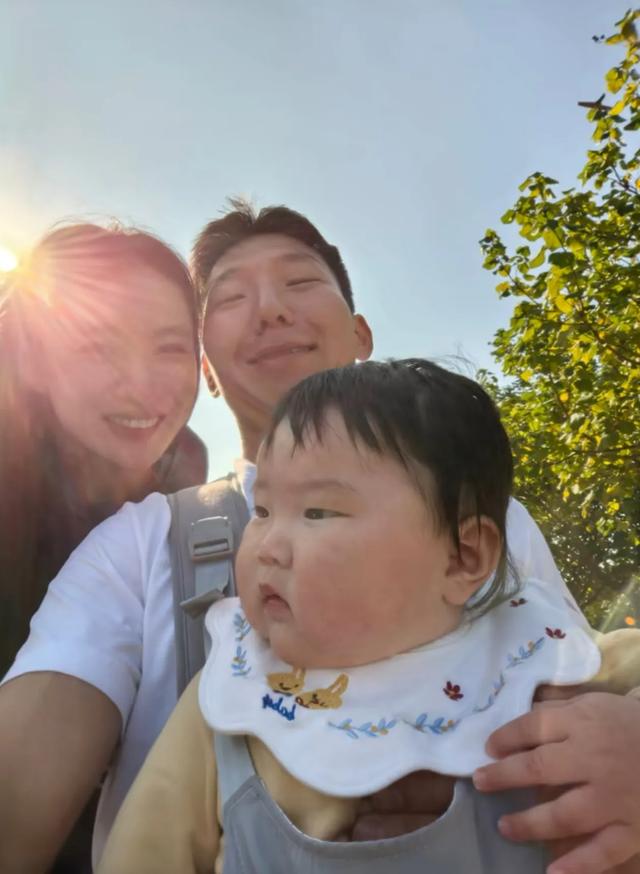 “村霸”阿如那甜蜜晒女儿,以后谁敢惹这个岳父啊!