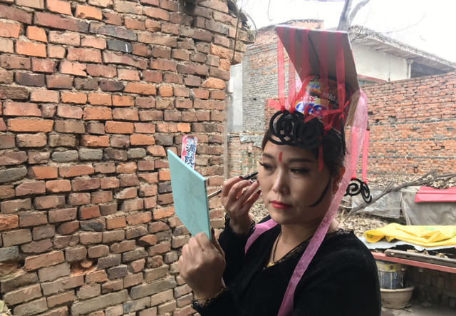 河南一女子模仿武则天,泡面当王冠,麻袋做龙袍,23家公司求签约