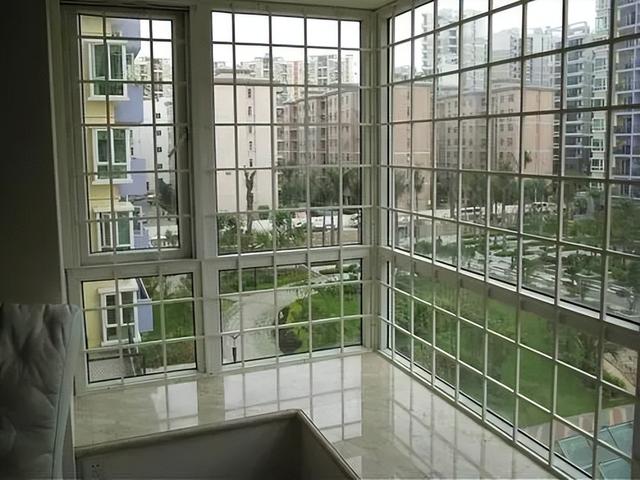美女网红每晚睡在狗笼里,声称更有安全感