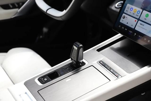 博越L:2.0T、加热通风按摩!不到15万能高速领航!还看哈弗H6吗