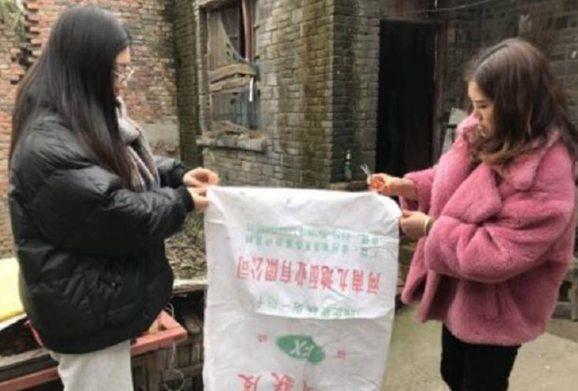 河南一女子模仿武则天,泡面当王冠,麻袋做龙袍,23家公司求签约