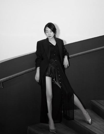 50岁闫妮庆生照曝光,面部浮肿身材发福,“少女感”身材全无