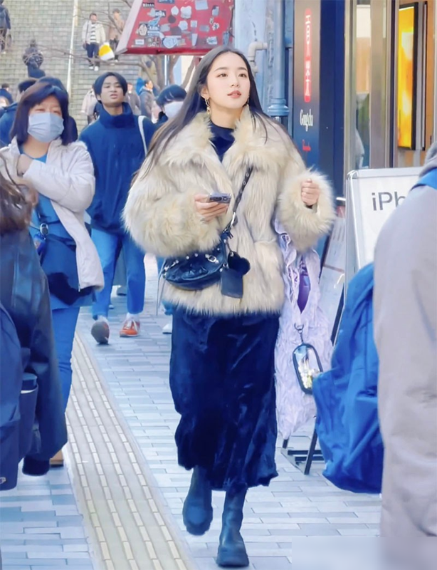 被上海街头的过年造型惊艳了!满大街毛绒外套、长筒靴,贵气时髦