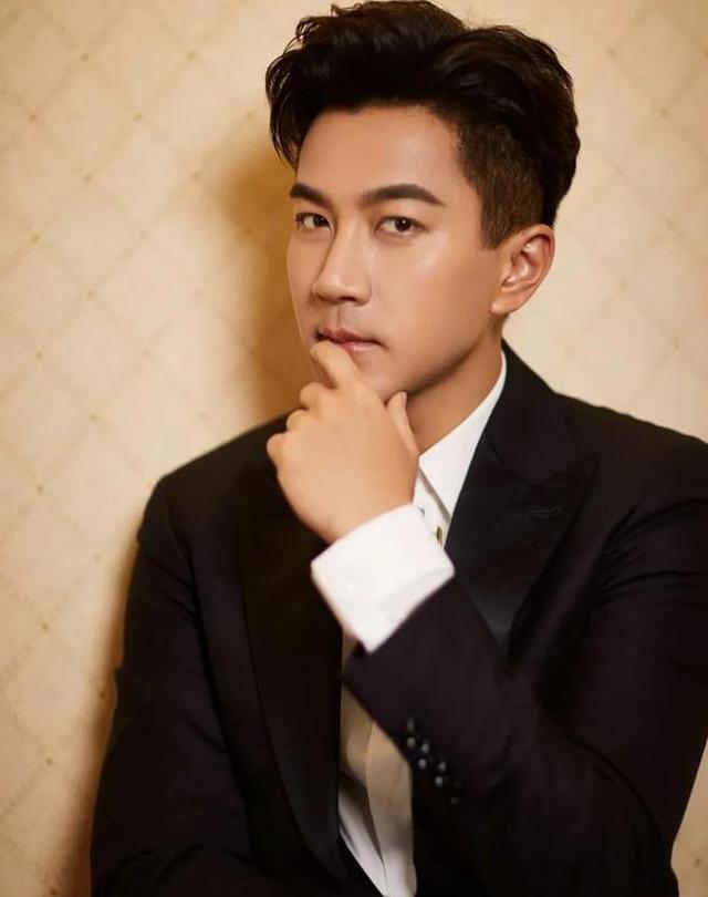 42岁李晓峰晒近照,被问和刘凯威分手了吗?新发型显老,像赵雅芝