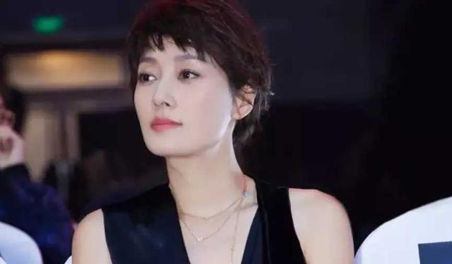 马伊琍脚部受伤,坐轮椅现身医院,面容憔悴独自拄拐回家好心酸