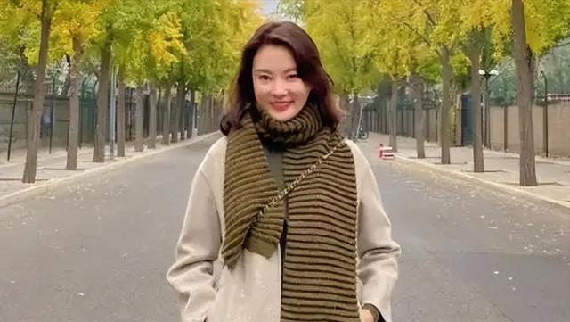 刘芳菲:经历两段感情后自己离开央视,如今47岁和陈宝国同游云冈