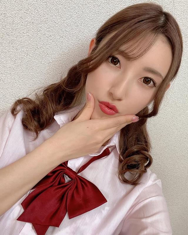 听说是日本唐嫣，这女秘书气质太顶了