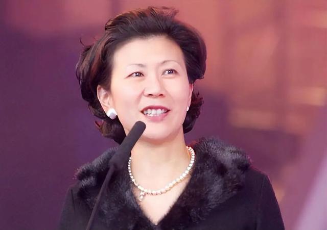 李嘉诚身旁的女人:被首富“独宠”30年,身家百亿,是个狠角色!