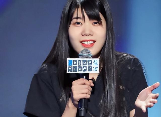 9位被称“老烟鬼”的女明星，周迅烟不离手，刘亦菲14岁就抽烟了