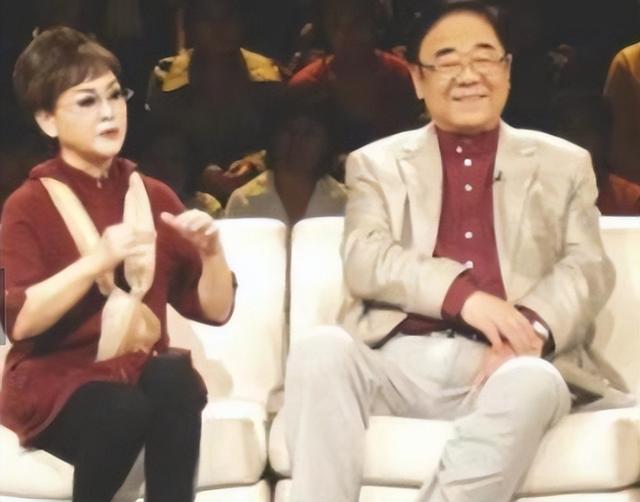 78岁李谷一,曾罕见晒与老公合照,两人相伴36年,女儿端庄漂亮