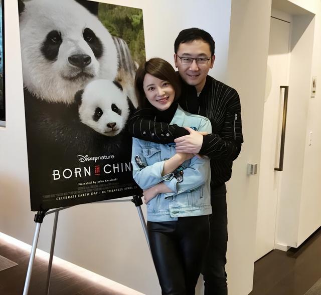 53岁陆川晒儿女正脸照，9岁儿子与3岁女儿酷似妈妈胡蝶，像龙凤胎