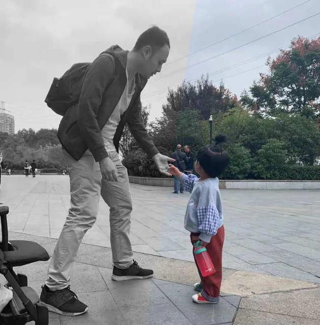 南京交警范清然因公殉职,妻子强忍眼泪亲吻其面颊:怕他心疼我哭