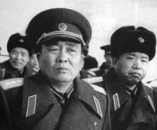 谭政发现刘亚楼的名字在自己前面,沉思过后说:以后别写我名字了