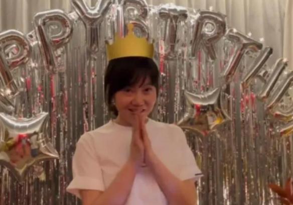 50岁闫妮庆生照曝光,面部浮肿身材发福,“少女感”身材全无