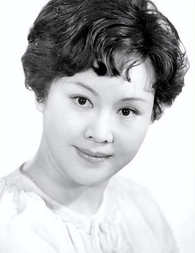 78岁李谷一,曾罕见晒与老公合照,两人相伴36年,女儿端庄漂亮