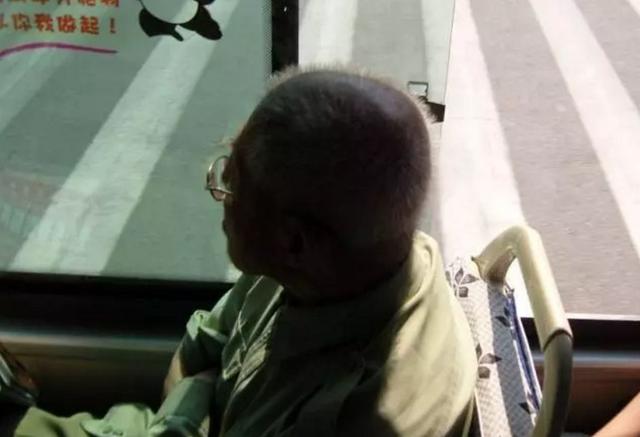 地铁上年轻妈妈暖爆朋友圈：你有教养的样子，真美！