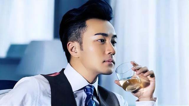42岁李晓峰晒近照,被问和刘凯威分手了吗?新发型显老,像赵雅芝