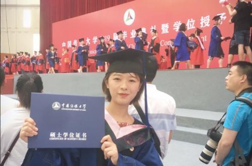 央视又一女记者火了！网友：我又恋爱了