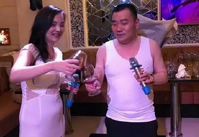 KTV陪唱女孩的“厕所之问”：背后藏着什么？