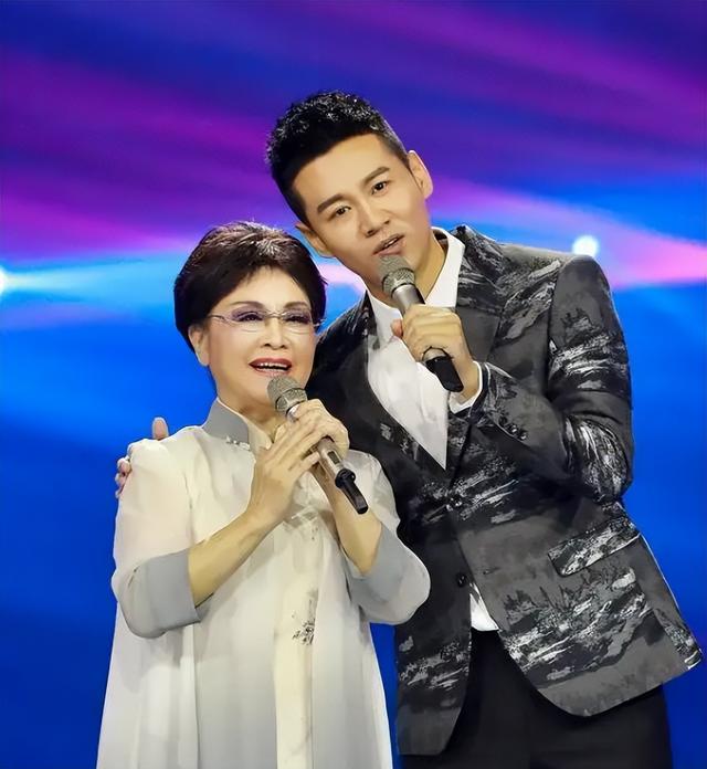 78岁李谷一,曾罕见晒与老公合照,两人相伴36年,女儿端庄漂亮