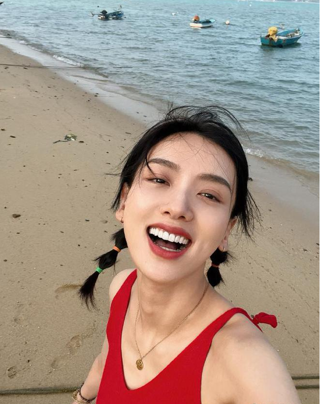 42岁李晓峰晒近照,被问和刘凯威分手了吗?新发型显老,像赵雅芝