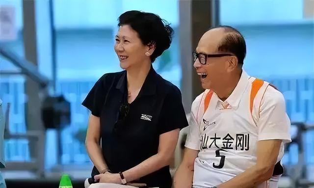 李嘉诚身旁的女人:被首富“独宠”30年,身家百亿,是个狠角色!