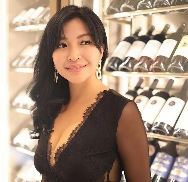 TVB前知名女星遭制作人骚扰!差点被强吻,对方开价2万包养一个月