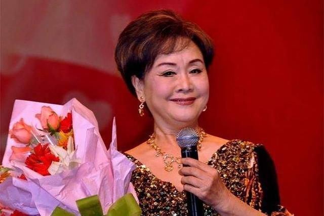 78岁李谷一,曾罕见晒与老公合照,两人相伴36年,女儿端庄漂亮