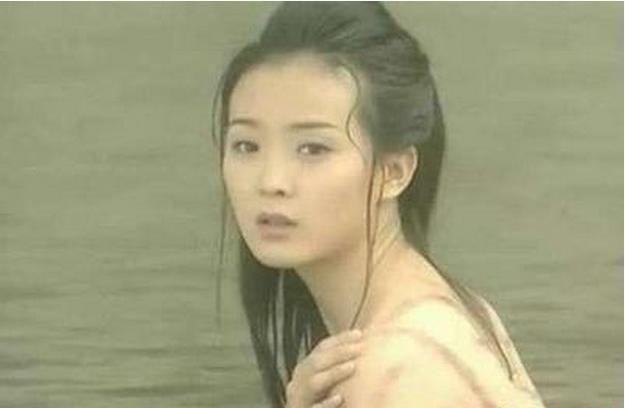 影视剧中最经典的10个美人出浴镜头，谁才是你心中的出水芙蓉？