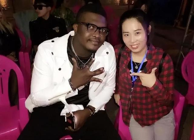黑人歌手好弟近况：走红后迎娶中国姑娘，仍在为加入中国籍而努力
