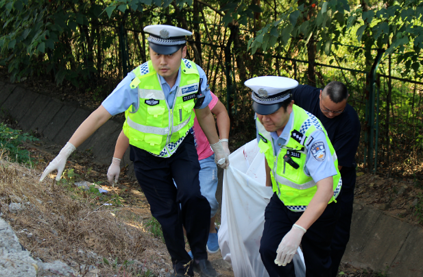 南京交警范清然因公殉职,妻子强忍眼泪亲吻其面颊:怕他心疼我哭