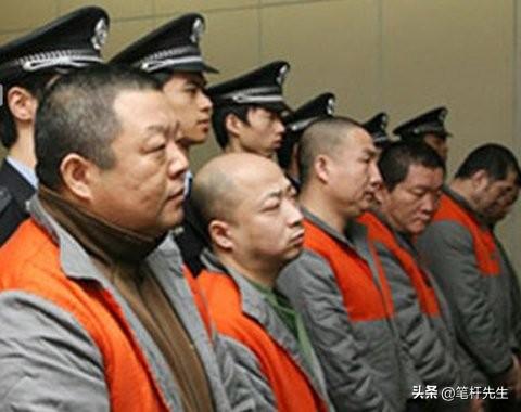 臧天朔的悲哀,生前向母亲跪地忏悔,死后妻子将80岁老母告上法庭