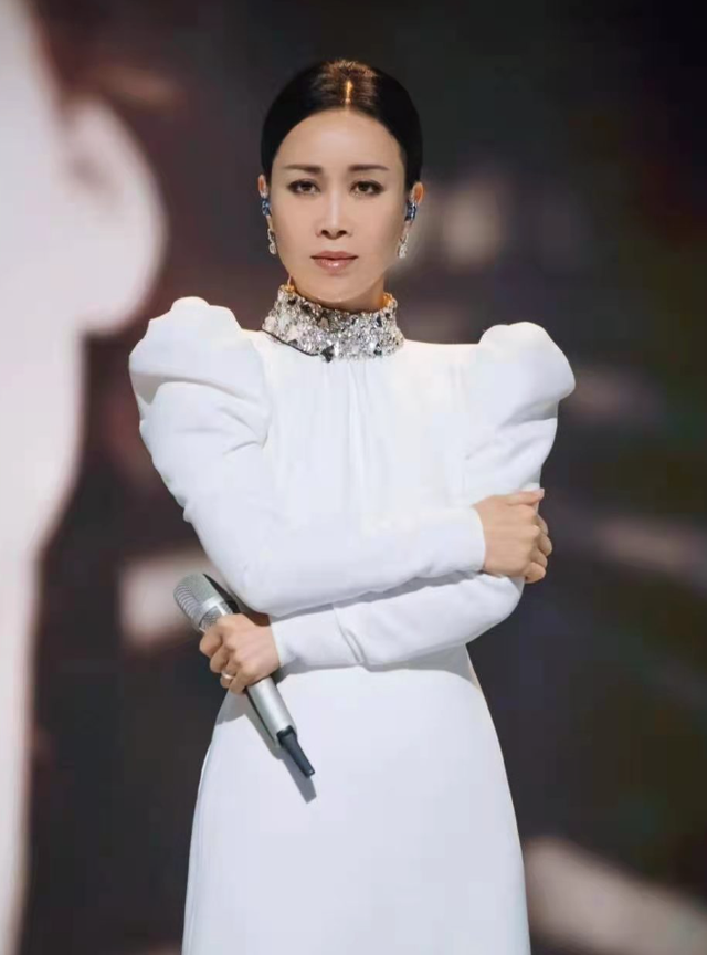 9位被称“老烟鬼”的女明星，周迅烟不离手，刘亦菲14岁就抽烟了
