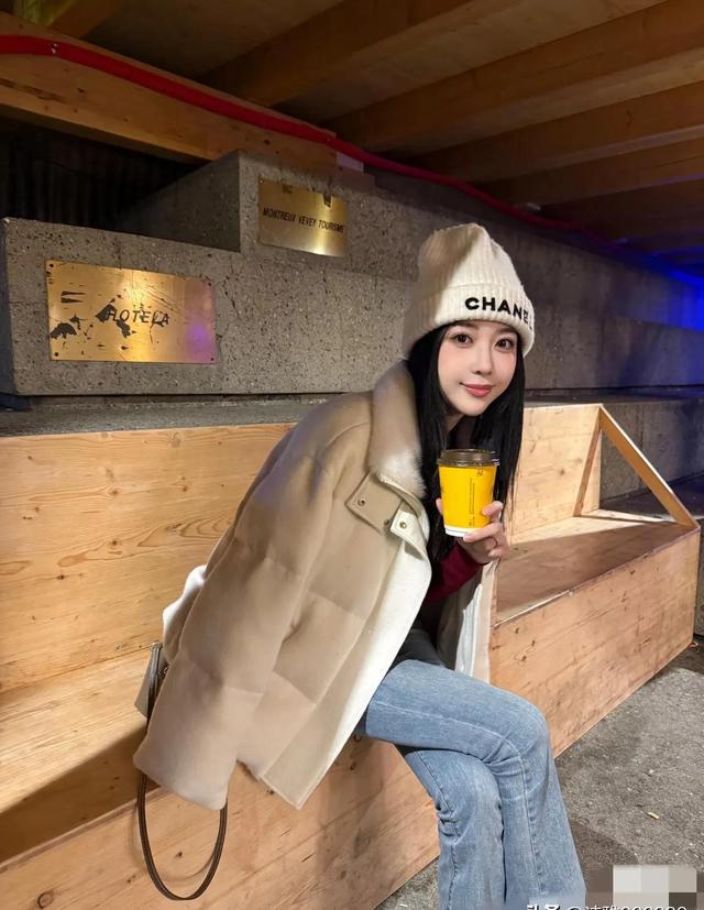 潘玮柏老婆宣云迎来31岁生日,穿黑色吊带扎丸子头庆生少女感满满