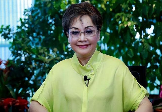 78岁李谷一,曾罕见晒与老公合照,两人相伴36年,女儿端庄漂亮