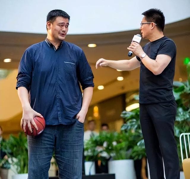 这不是P图 NBA球星的手就有这么夸张！奥尼尔喝水如喝口服液