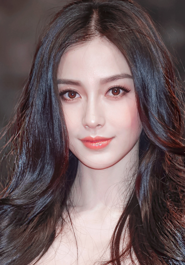 9位被称“老烟鬼”的女明星，周迅烟不离手，刘亦菲14岁就抽烟了
