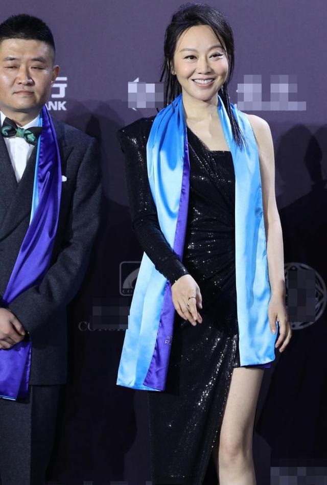 50岁闫妮庆生照曝光,面部浮肿身材发福,“少女感”身材全无