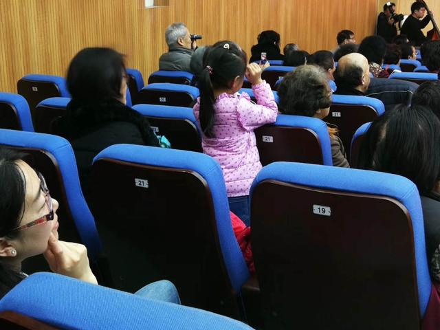 演员在台上少唱了一段，观众没有喊退票，反而笑了