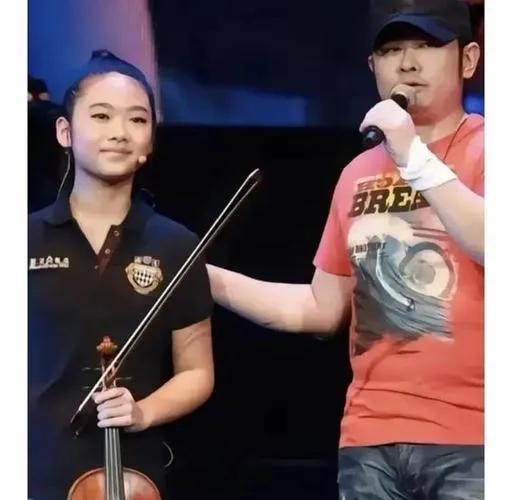 刀郎的二任妻子：杨娜从挚爱到过客，朱梅坚守陪伴，迎来了春天